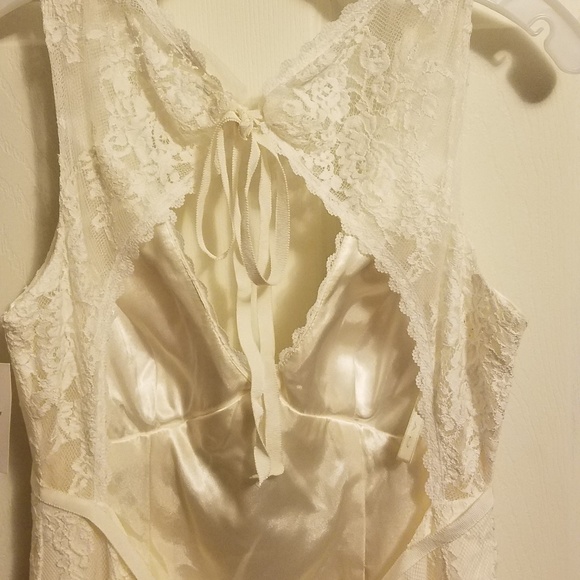 Wedding dress - Picture 2 of 5